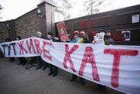 Из-за митинга возле дома Захарченко уже возбудили уголовное дело. Говорят, пострадал забор